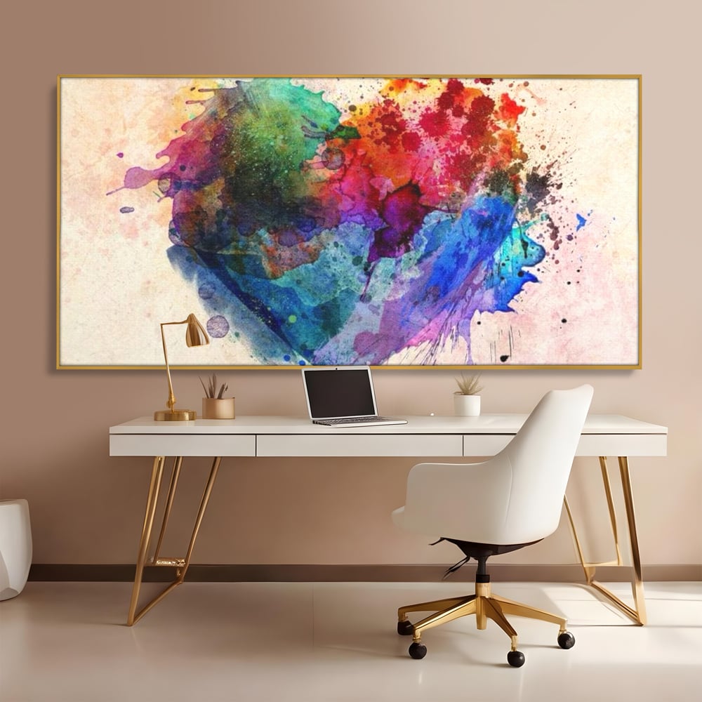 Tablou canvas cu tablou canvas cu inima colorata, in rama de aluminiu auriu, pe perete intr-un birou